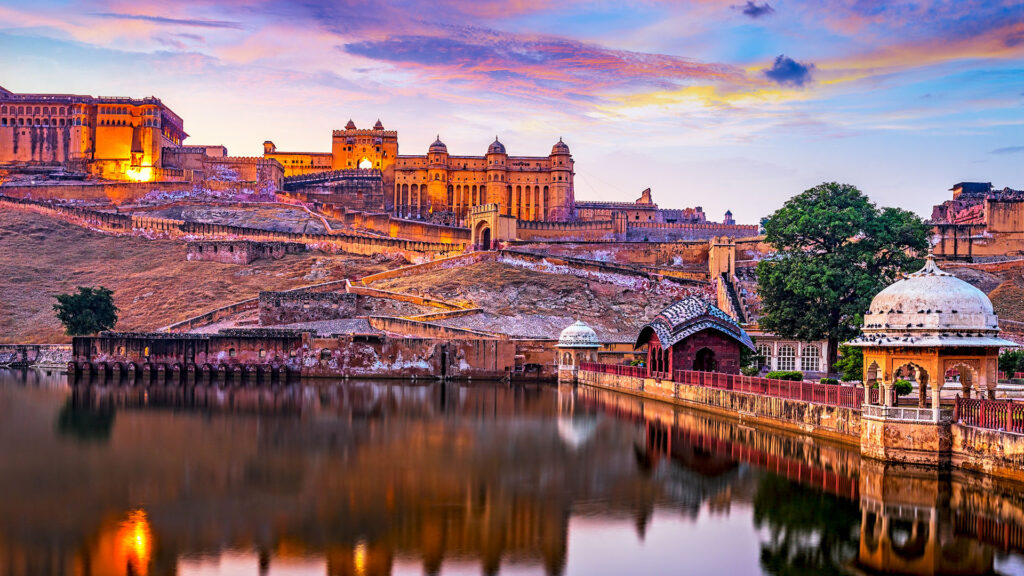 Scenic view of Amber Fort in Jaipur, Rajasthan, one of the best budget travel destinations in India.
